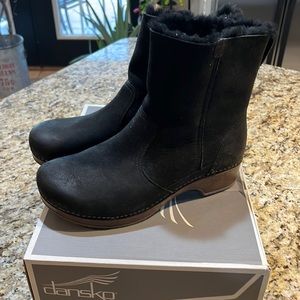 Bettie Burnished Nubuck Black dansko bootie